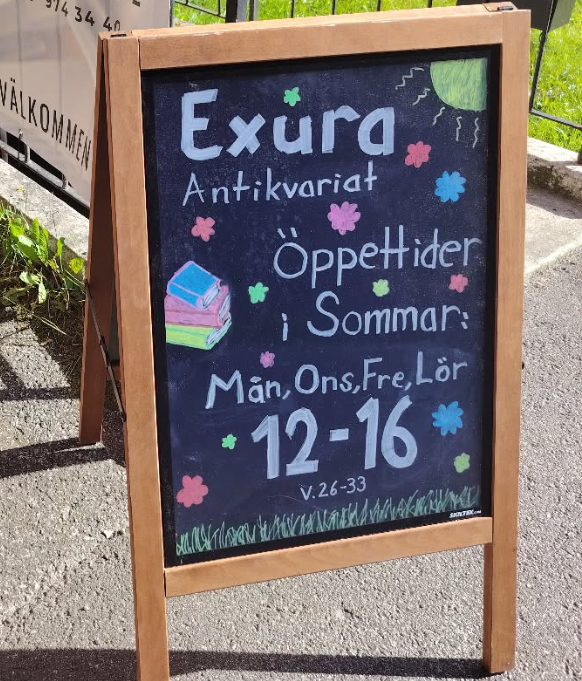 Skylten med öppettider utanför antikvariatet